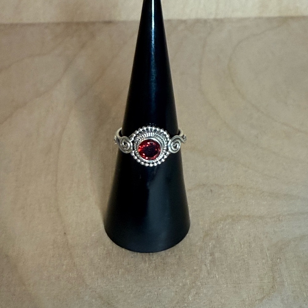 Intricate‎ 925 Sterling Silver Ring with Vibrant Garnet Stone